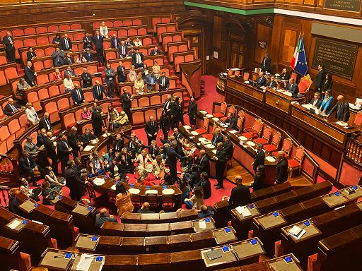 Dl sicurezza, opposizioni seduti a terra in aula. Seduta sospesa