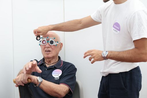 Roma, visite oculistiche gratis per i più fragili alla Garbatella