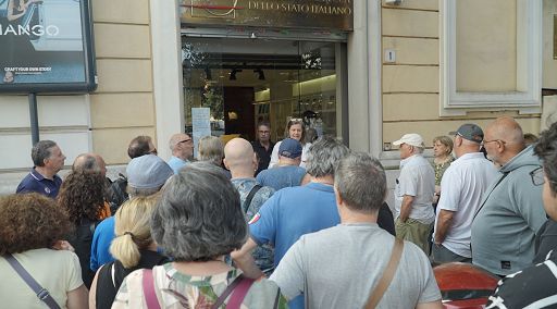 Musica, oltre in 200 in fila per la moneta dedicata a Renato Zero