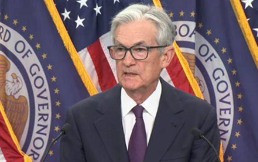 Fed conferma i tassi ma anche le attese di 2 tagli quest’anno