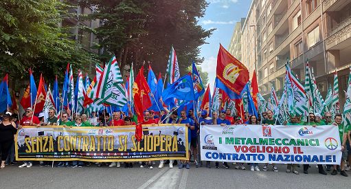 Metalmeccanici in piazza, bloccate tangenziale Bologna e porto Ancona
