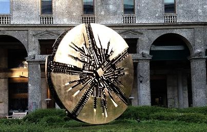 È morto lo scultore Arnaldo Pomodoro, avrebbe compiuto 99 anni oggi