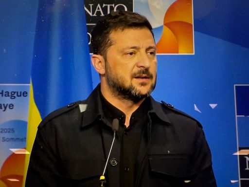 Nato, per Zelensky significativo cambio look: giacca e camicia