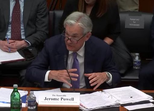 Fed, Powell tiene il punto sui tagli ai tassi: “Dobbiamo aspettare”