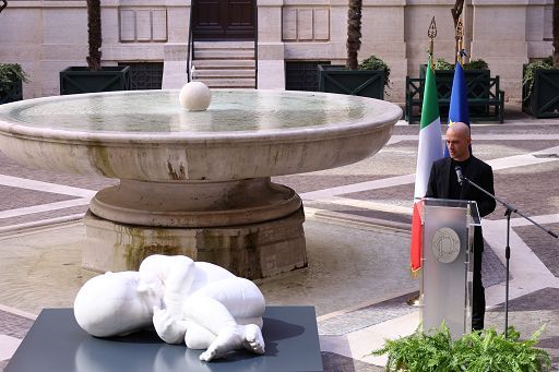 ”Look Down”, opera Jago nel cortile d’onore della Camera dei deputati
