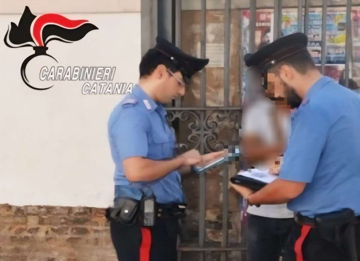 “Ero troppo nervoso, dovevo fumare”, 48enne evade dai domiciliari nel Catanese: fermato dai Carabinieri