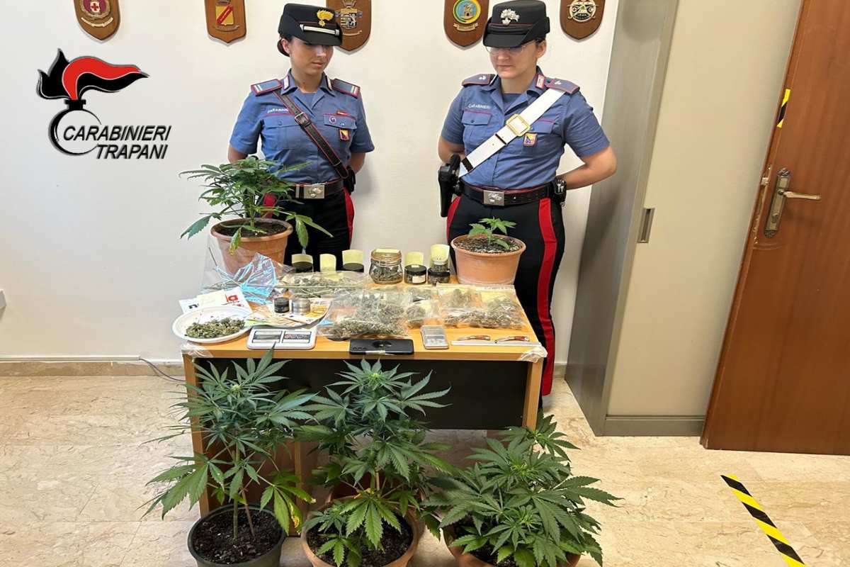 Accoltella un uomo al petto per un parcheggio e in casa ha anche la marijuana: arrestato