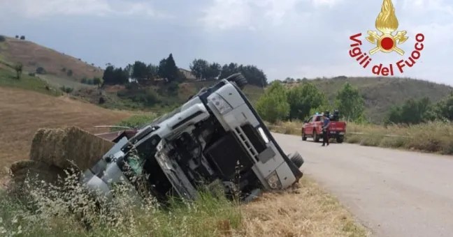 Camion ribaltato Enna