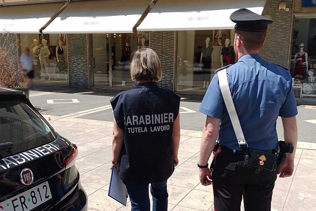 Sei caporali cinesi sfruttano lavoratori con turni massacranti e paghe da fame: denunce e multe Sei caporali cinesi sfruttano lavoratori con turni massacranti e paghe da fame: denunce e multe