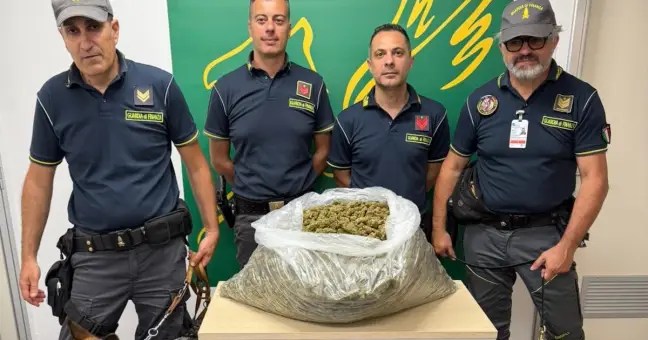 12 kg di skunk nascosti negli scaldabagni: maxi blitz antidroga a Catania