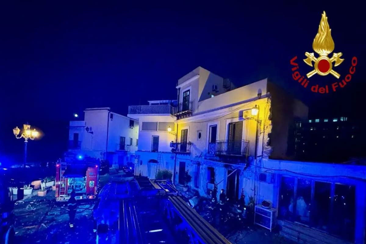 Terrore nella notte all’Arenella, l’esplosione e il crollo improvviso: ecco cosa è successo