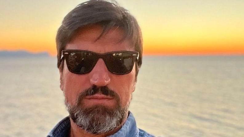 Papà ha infarto in acqua, le sue bambine tentano di salvarlo vanamente: tragedia al mare