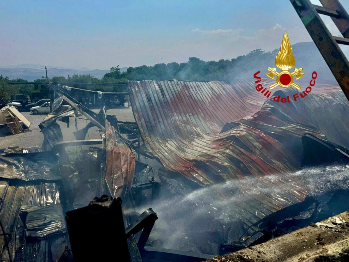 FOTO | Paura a Biancavilla: capannone va in fiamme, vigili del fuoco in azione