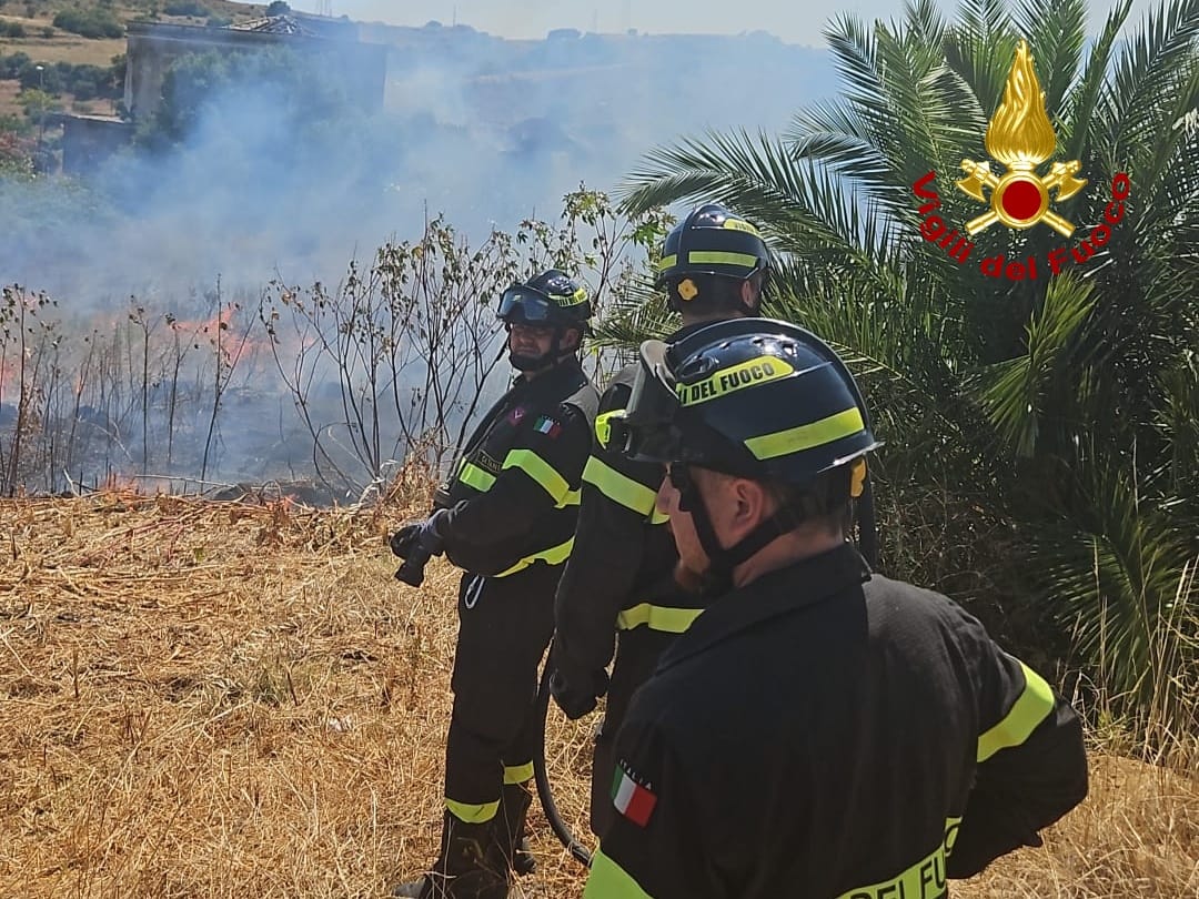 Paura a Catania: maxi incendio nei pressi di via Palermo, sterpaglie in fiamme