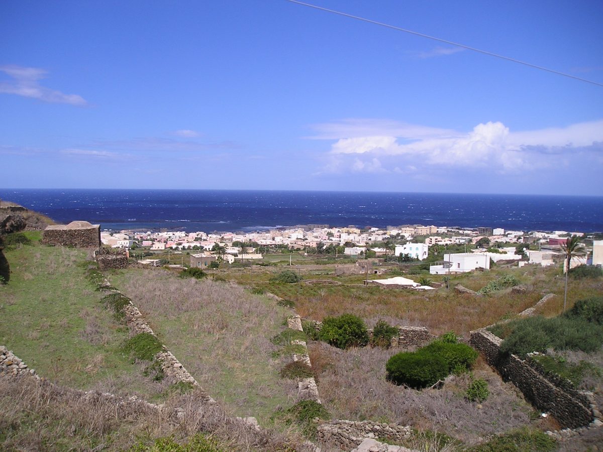 Pantelleria, arriva l’acqua potabile su Gadir grazie a Giorgio Armani: l’intervento dello stilista