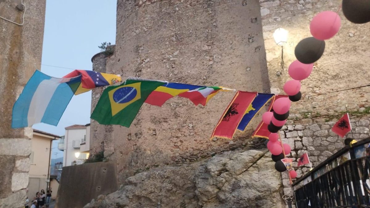 Un borgo che si fa mondo: l’abbraccio tra culture diverse a San Marco d’Alunzio, un messaggio di inclusione e pace