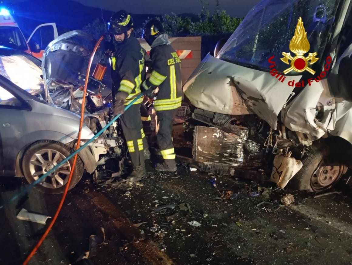 Vigili del fuoco soccorrono i coinvolti nell'incidente