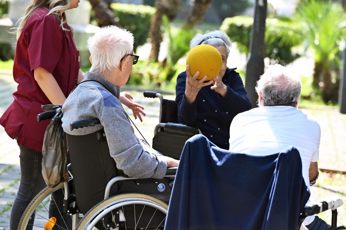 L’Italia sempre più un Paese per vecchi: avanza l’età media e calano le nascite