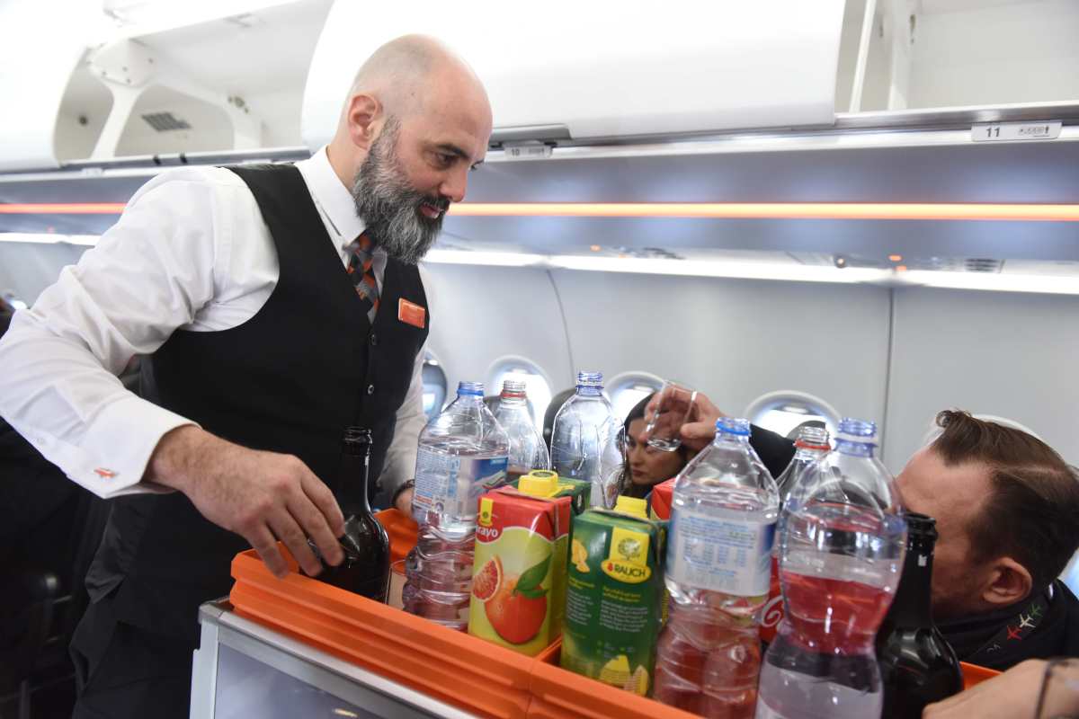 Si finge assistente di volo e viaggia gratis 120 volte: l’incredibile storia