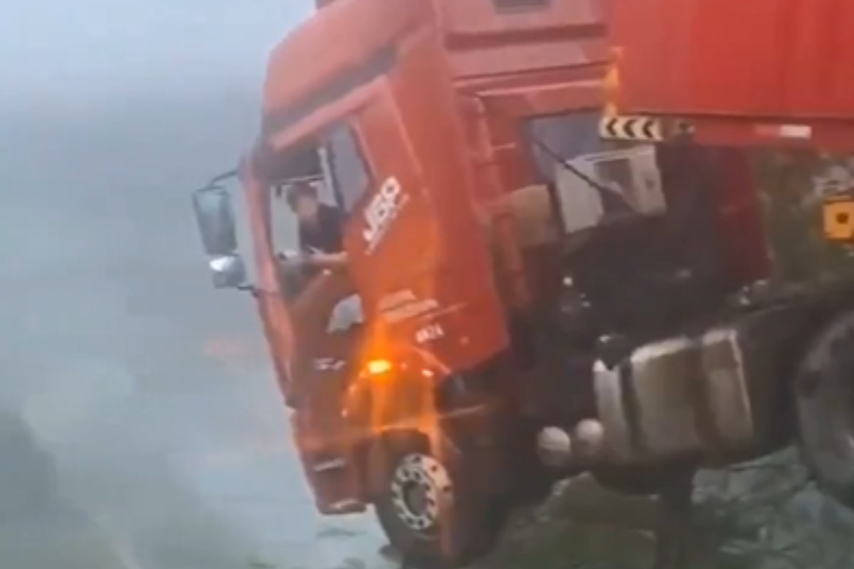 VIDEO | Terrore in autostrada, crolla il ponte e un camion resta in bilico sul vuoto