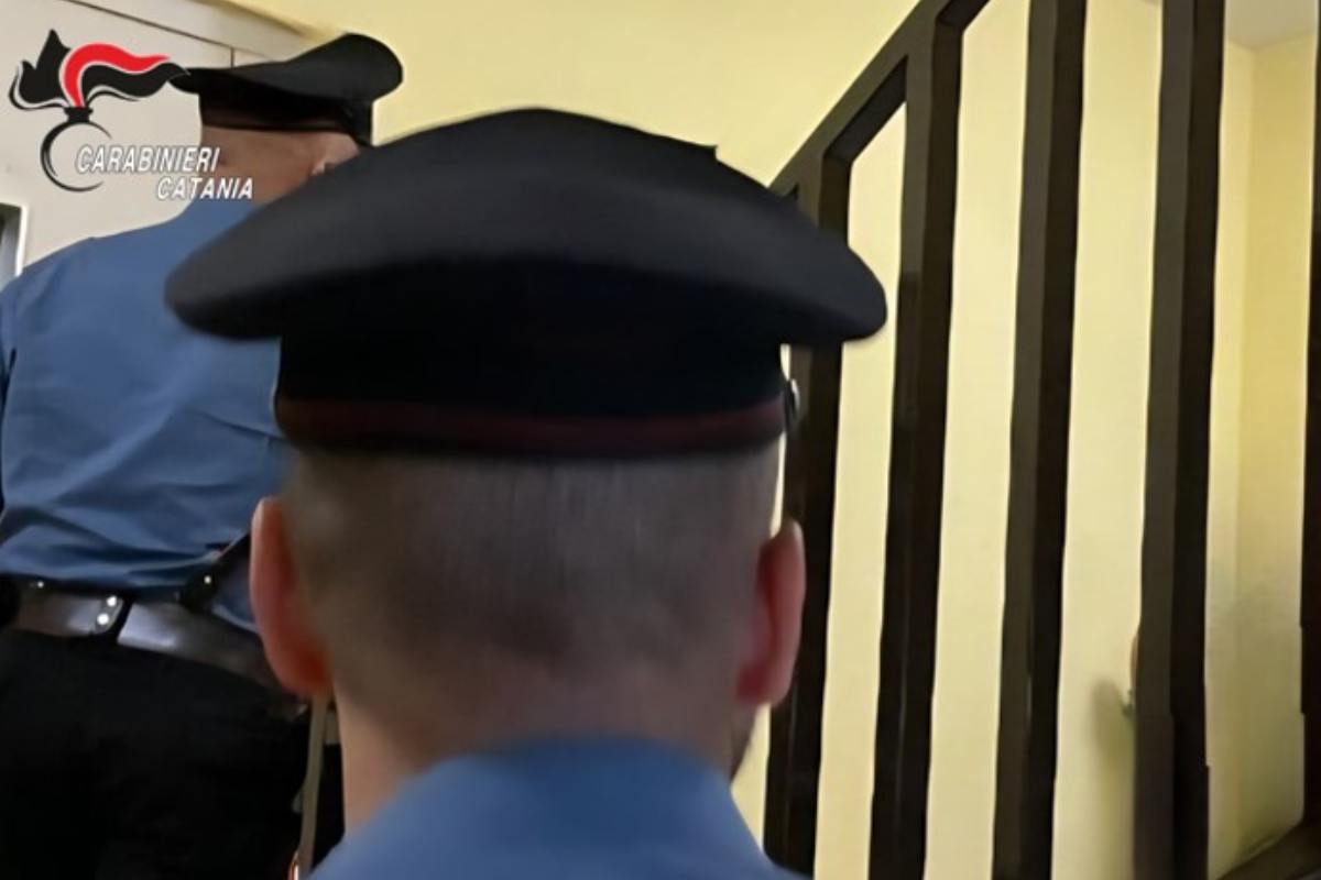 Chiede soldi per la droga, poi ruba in casa: arrestato un 27enne nel catanese