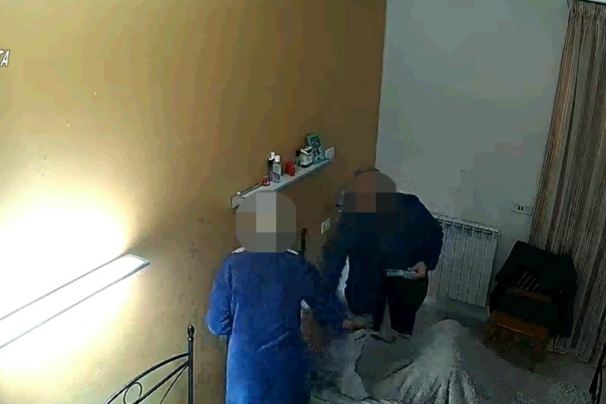 VIDEO | Terrore in casa di riposo, anziani immobilizzati e legati con il nastro adesivo: 3 arresti