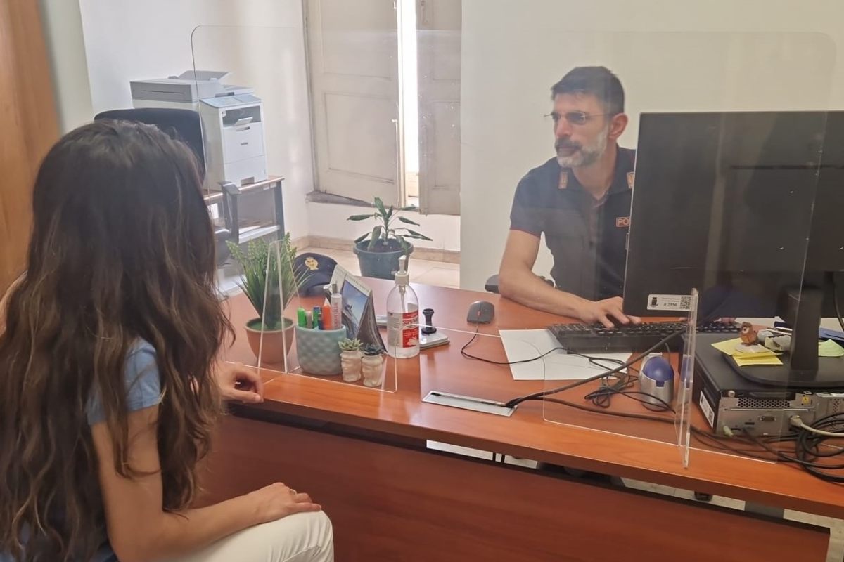 Convince l’ex a farlo entrare in casa e la prende a calci e morsi: arrestato 20enne egiziano