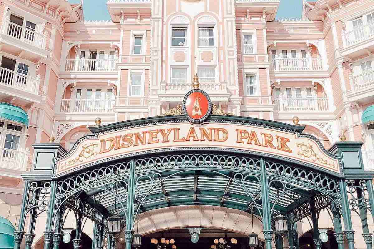 Affitta Disneyland per il suo matrimonio con una sposa-bambina di 9 anni: arrestato per pedofilia