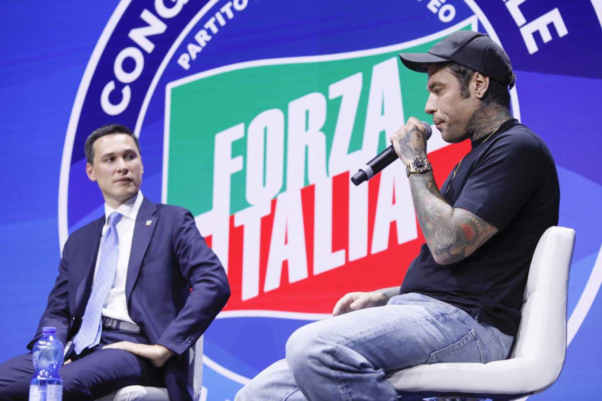 Fedez al Congresso dei Giovani di Forza Italia: “La sinistra rifiuta il confronto. Oggi non voterei nessuno”
