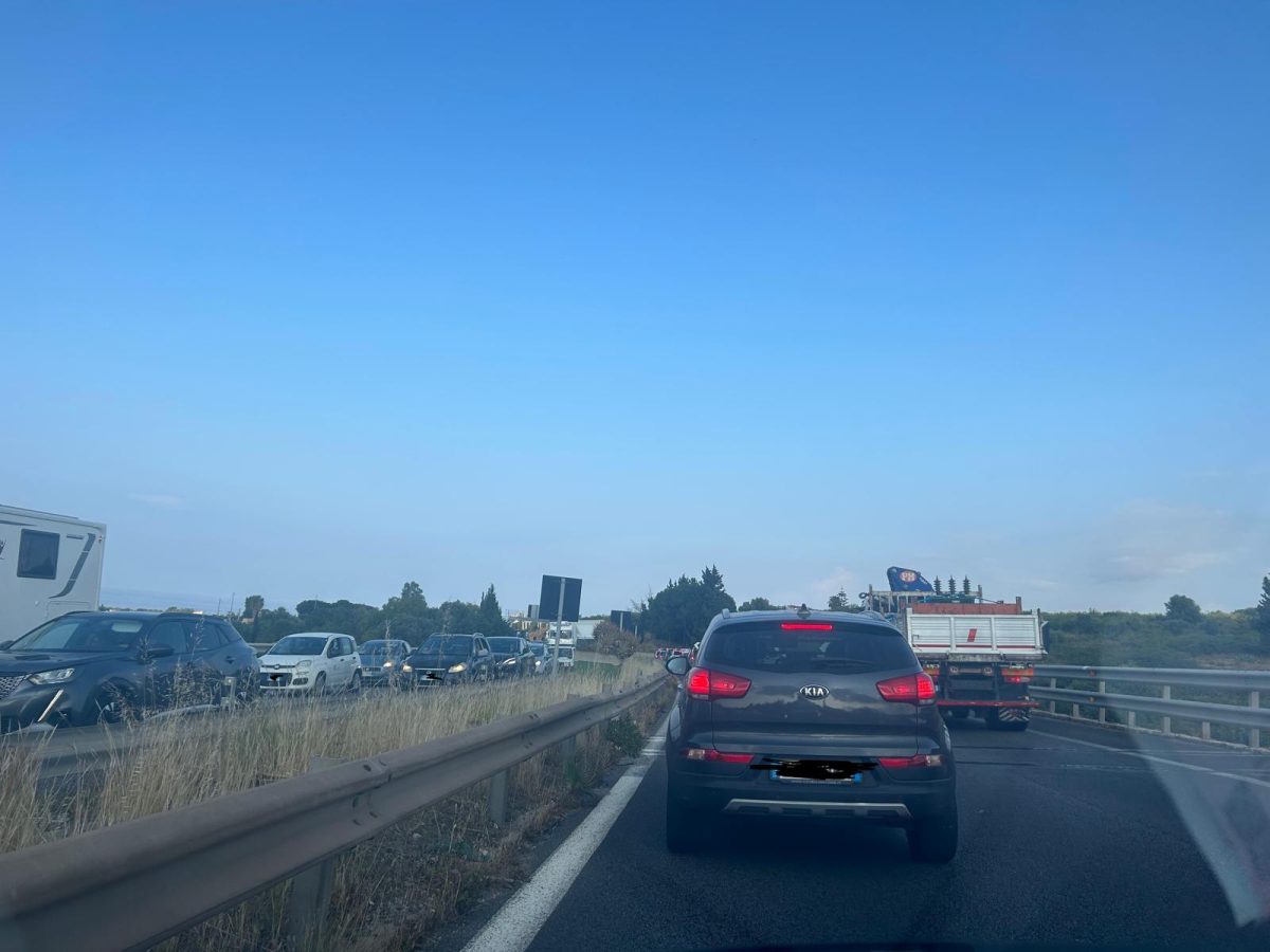 Caos sull’A19, quattro km di coda per uscire da Palermo e raggiungere il mare: automobilisti infuriati