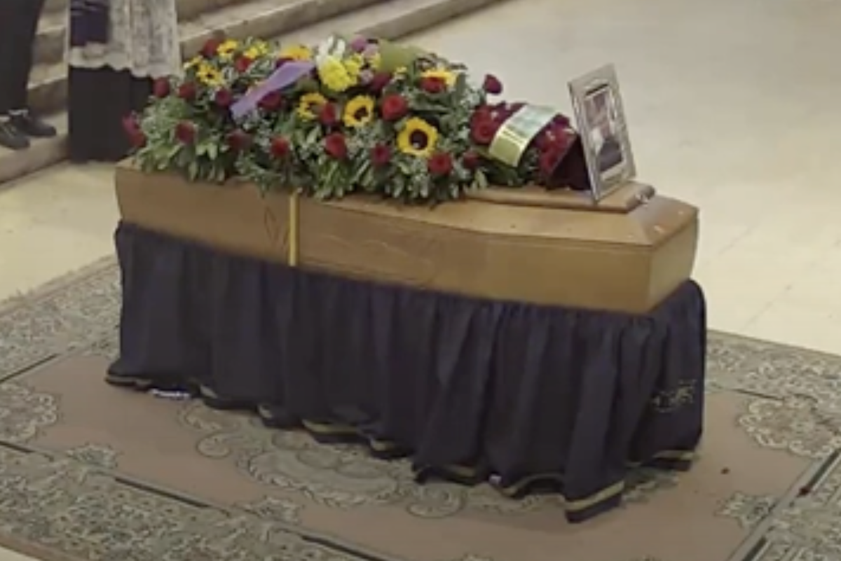 Strazio e lacrime ai funerali di Santo Re, la rabbia dei parenti: “Ucciso senza un perchè, non vendetta ma giustizia”