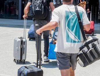 Italiani in fuga dall’Iran, tappa a Baku e poi il rientro