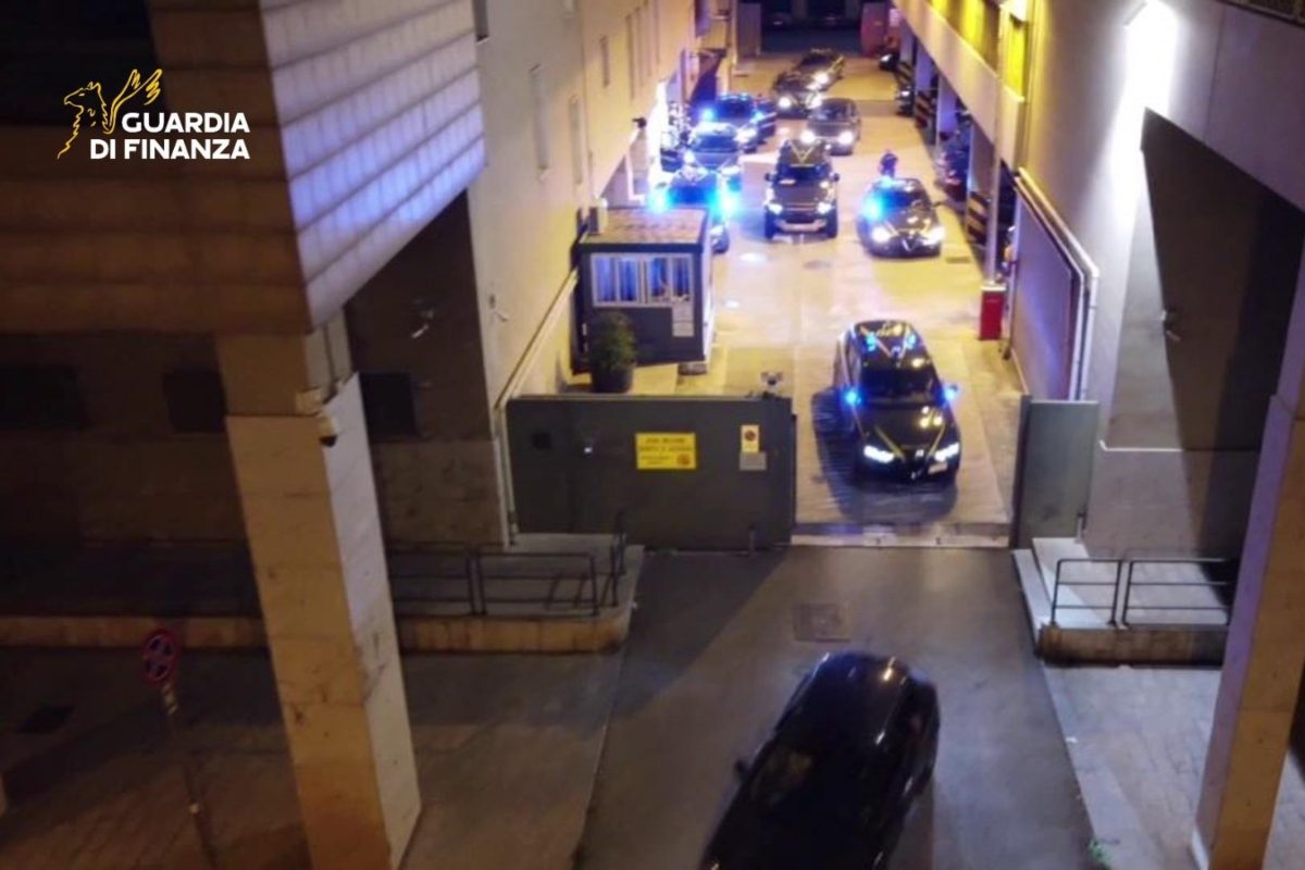 VIDEO | Pusher vestiti da rider spacciano cocaina e hashish, eseguiti 8 fermi e 15 denunce a Palermo