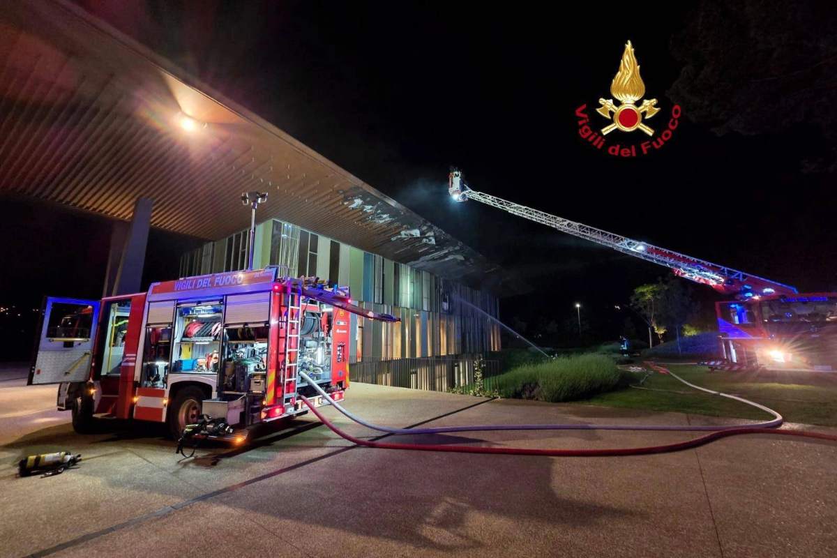 Incendio al Viola Park, fiamme nel padiglione dei giovani calciatori della Fiorentina: 4 intossicati