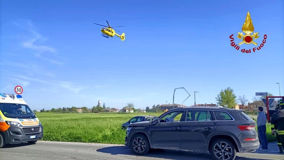 Tremendo scontro frontale tra un’auto e una moto, muore un 24enne