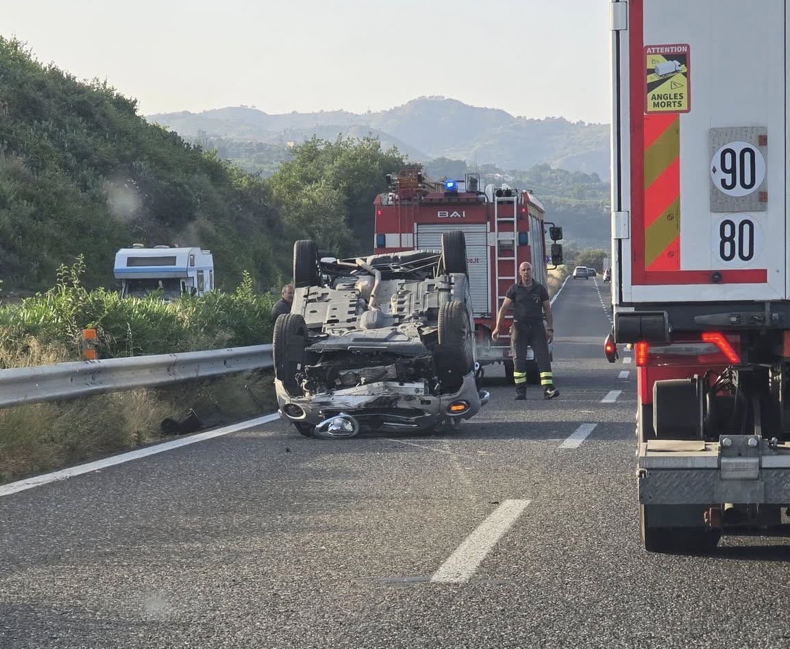 Carambola tra tre mezzi sull’A18, code e disagi sulla Messina-Catania: ecco dove