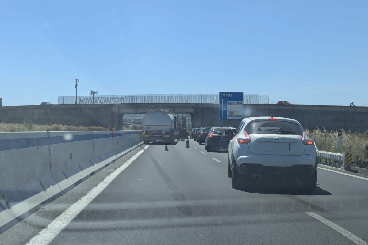 Grave incidente nel Catanese: scontro violentissimo camion-auto