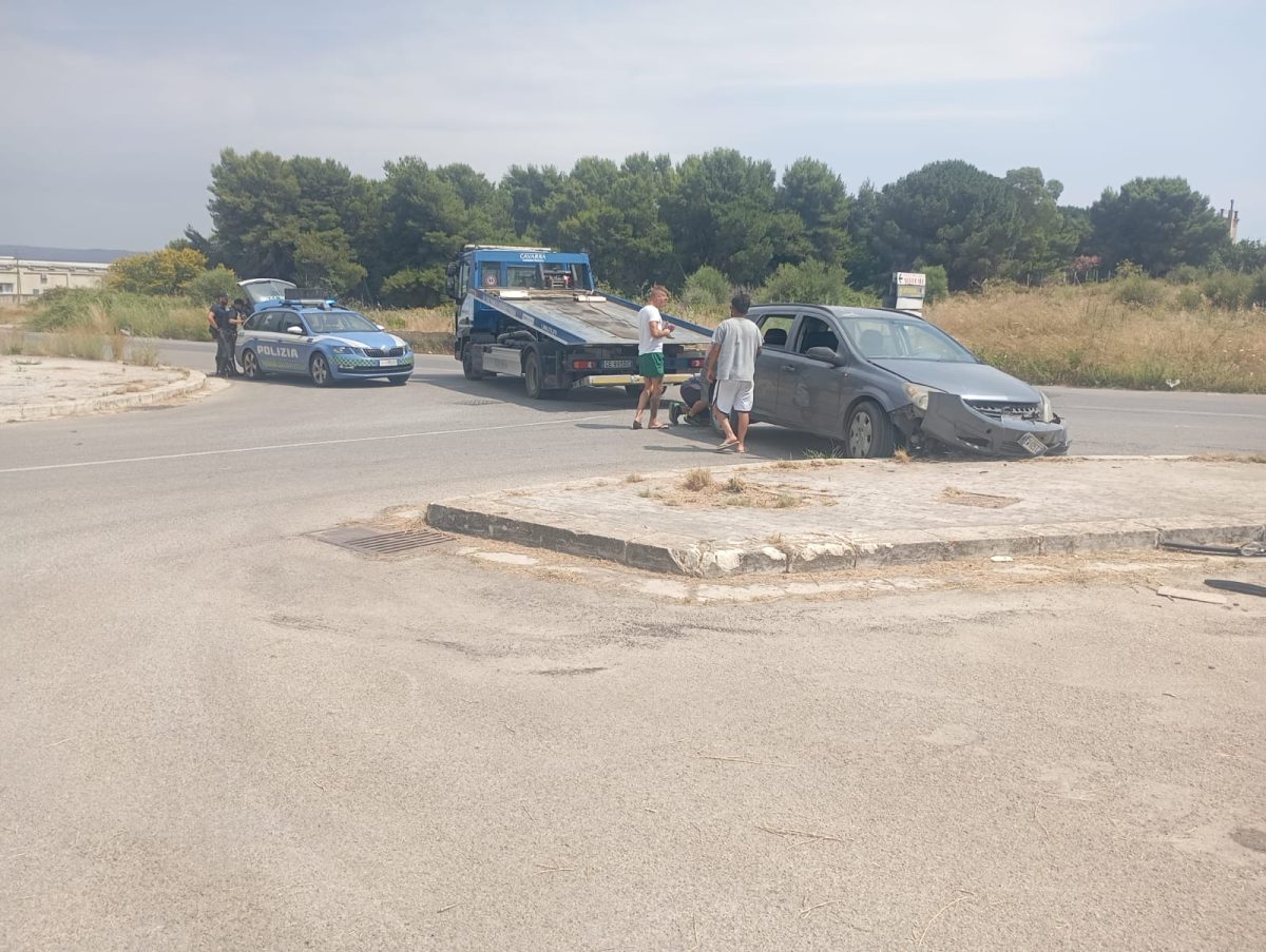 Tremendo frontale tra due vetture, quattro feriti finiscono in ospedale