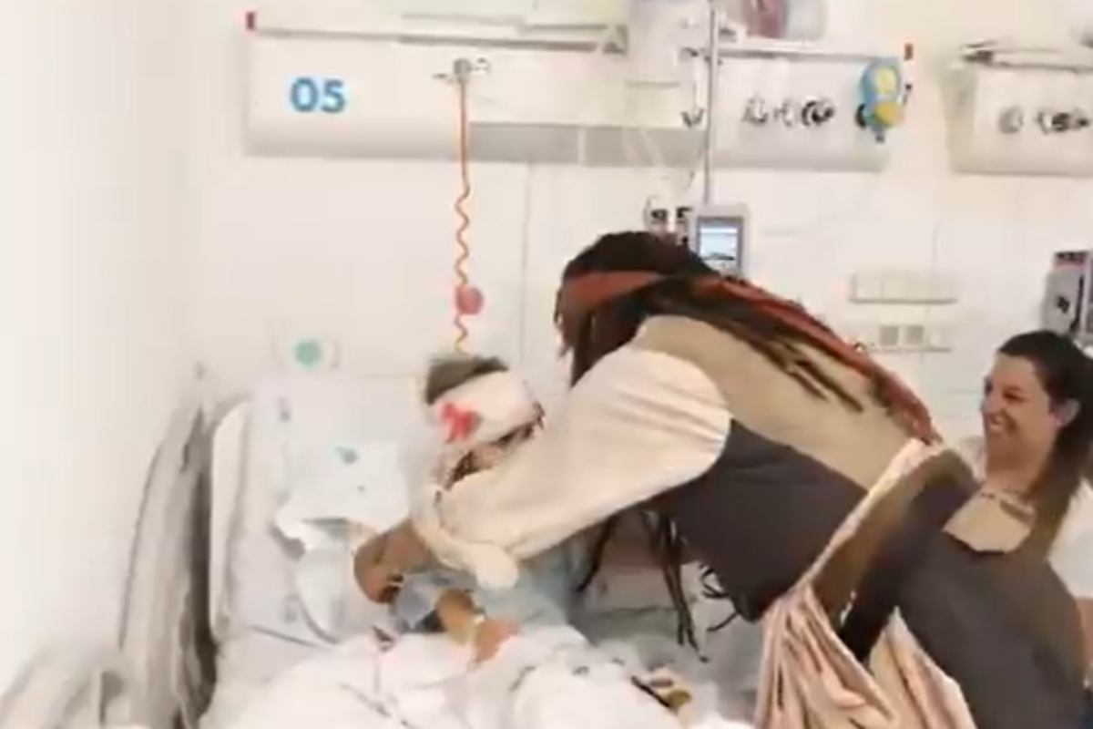 VIDEO | Madrid, che sorpresa di Johnny Depp: fa visita ai bambini malati in ospedale
