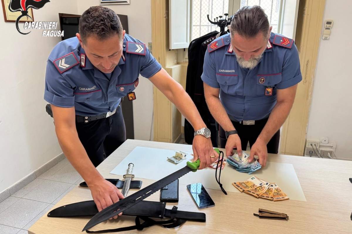 Paura a Ragusa, 40enne tunisino rapina e minaccia con un machete due passanti: arrestato