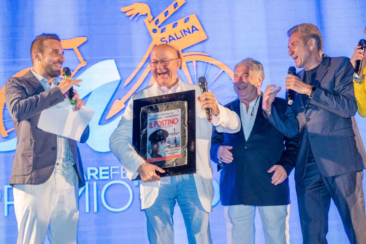 FOTO | A Massimo Boldi il Premio Troisi alla carriera: “Farò un ultimo film con De Sica, magari Natale a Salina”