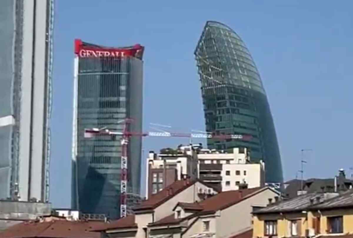 VIDEO | Milano, crolla l’iconica insegna rossa di Generali a City Life