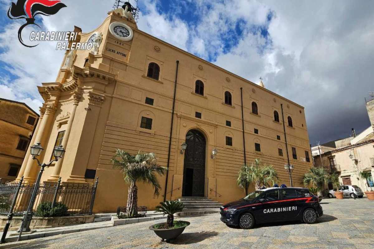 Mentre il commesso pulisce il negozio, lui ruba il fondo cassa: fermato un 30enne