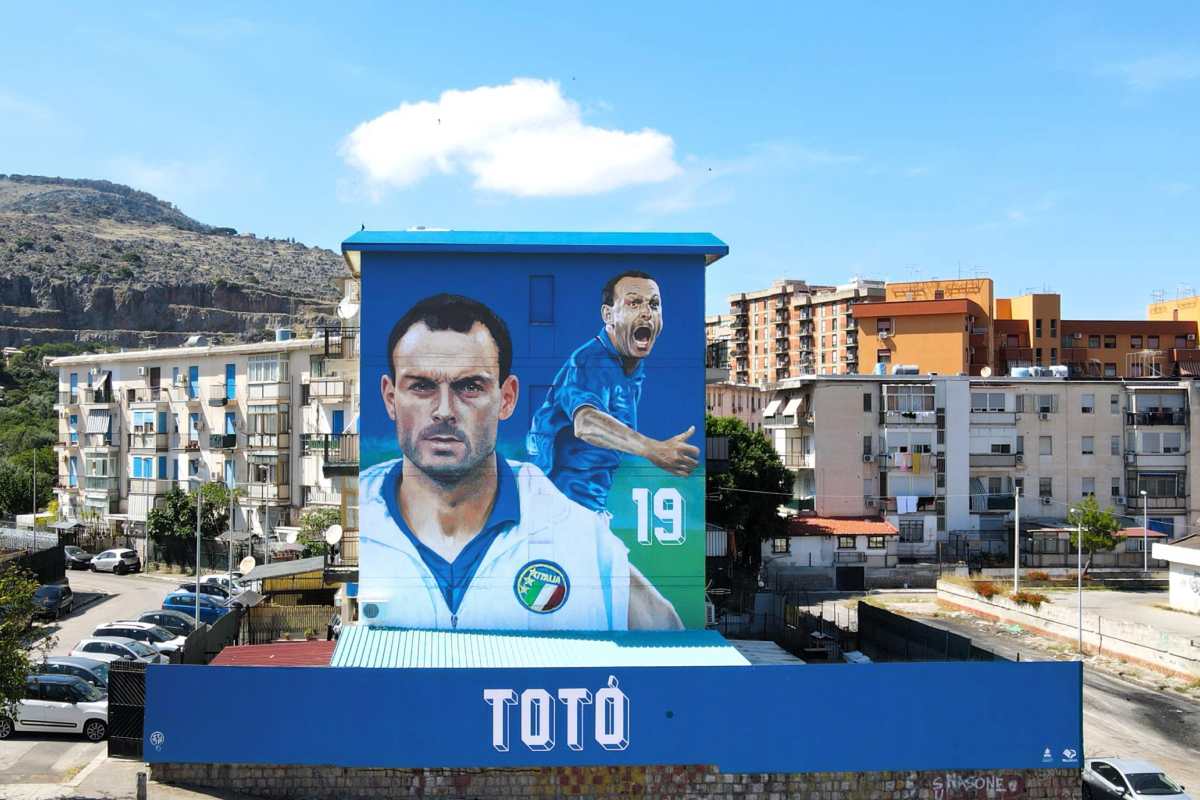 FOTO | Palermo, l’arte di Igor Scalisi Palminteri celebra Totò Schillaci: il murales al CEP