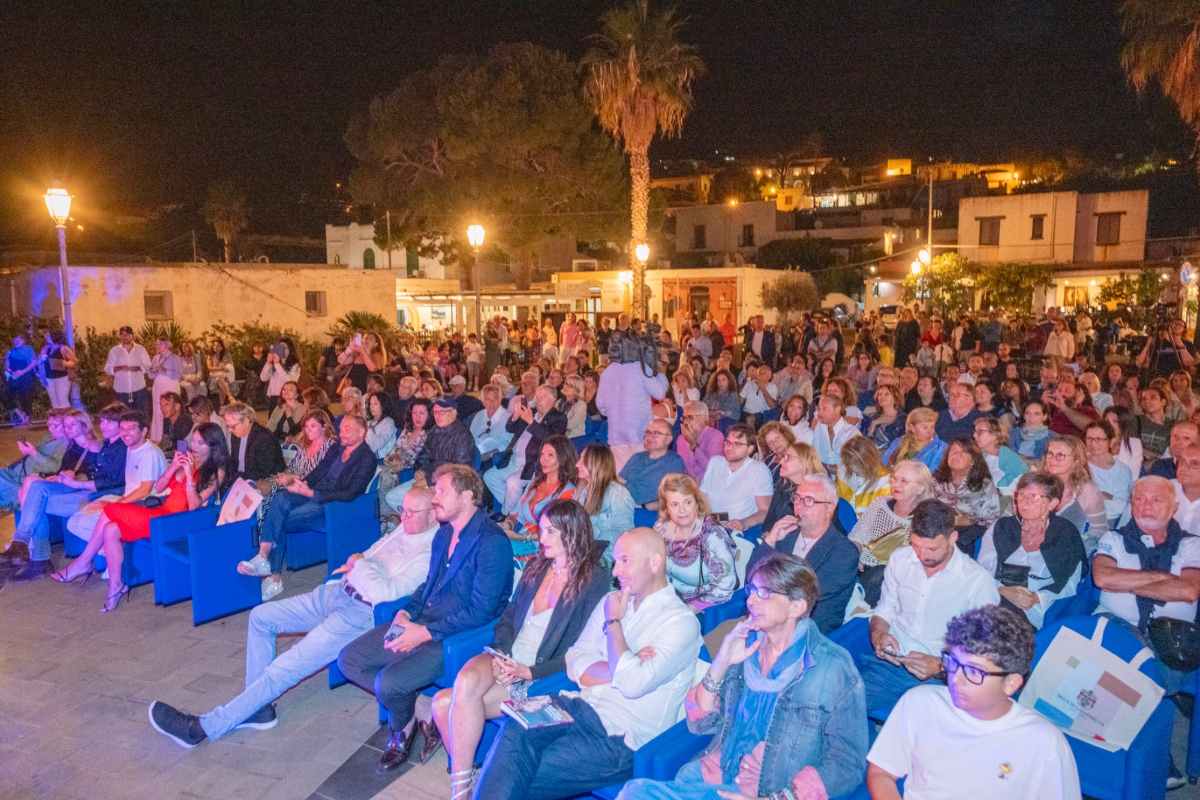 FOTO | A Massimo Boldi il Premio Troisi alla carriera: “Farò un ultimo film con De Sica, magari Natale a Salina”