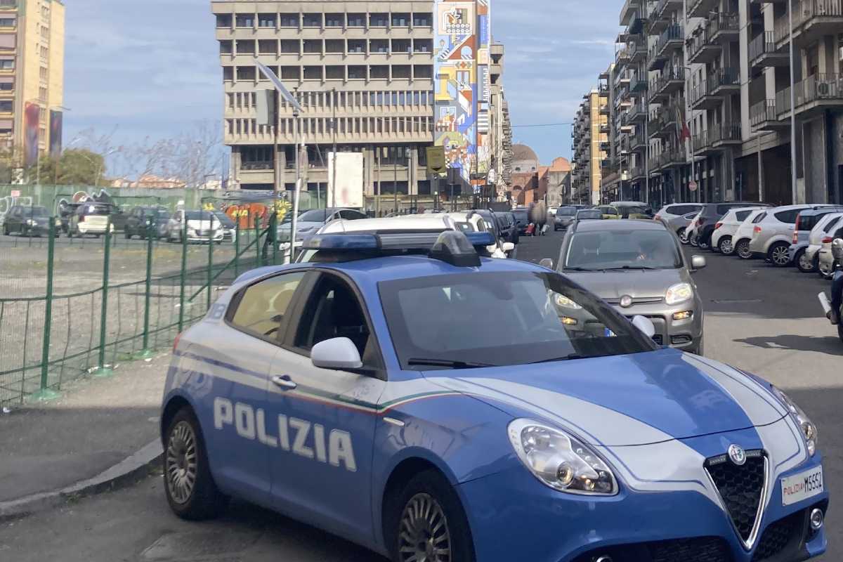 Le taglia le gomme dell’auto, poi la minaccia con una motosega: vicina terrorizzata da un 26enne