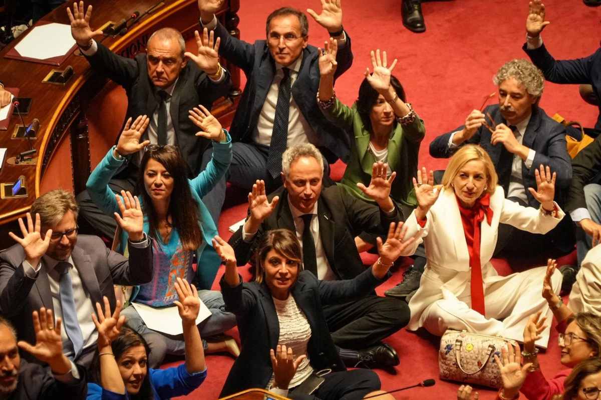 VIDEO | Dl sicurezza, le proteste di Pd-M5S-Avs: parlamentari seduti al centro del Senato