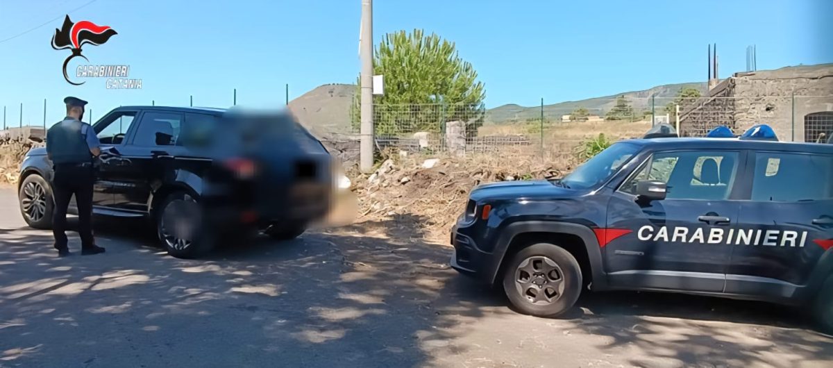 Auto rubata usata per sopralluoghi sospetti nel Catanese: denunciati due giovani