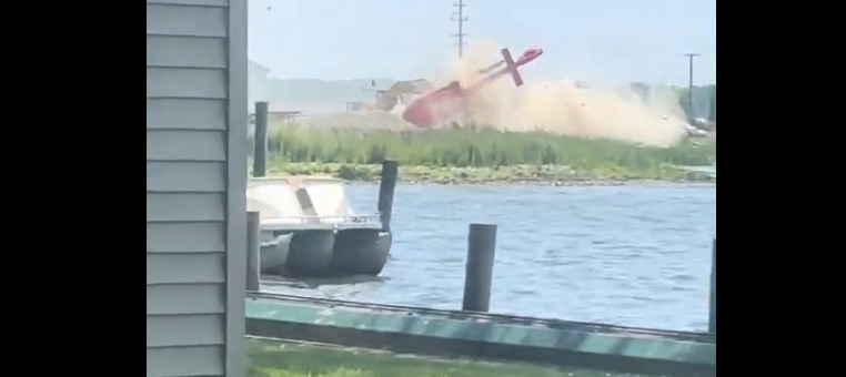 VIDEO | Elicottero sbaglia la manovra e si schianta in atterraggio: le immagini shock