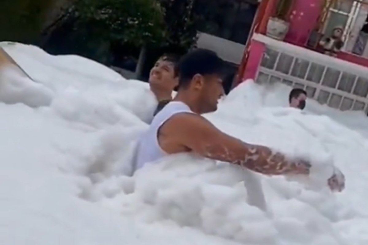 VIDEO | La schiuma tossica invade le strade, abitazioni ricoperte e residenti con vistose irritazioni